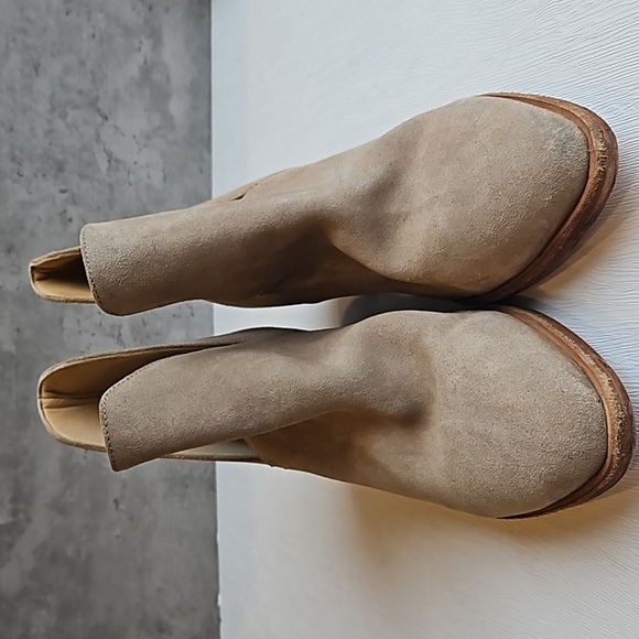 Free People Tan Suede Charm Double V Ankle Boot 39 / 8.5 NWOT - Picture 3 of 9